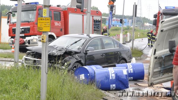 Zderzenie busa z autem osobowym